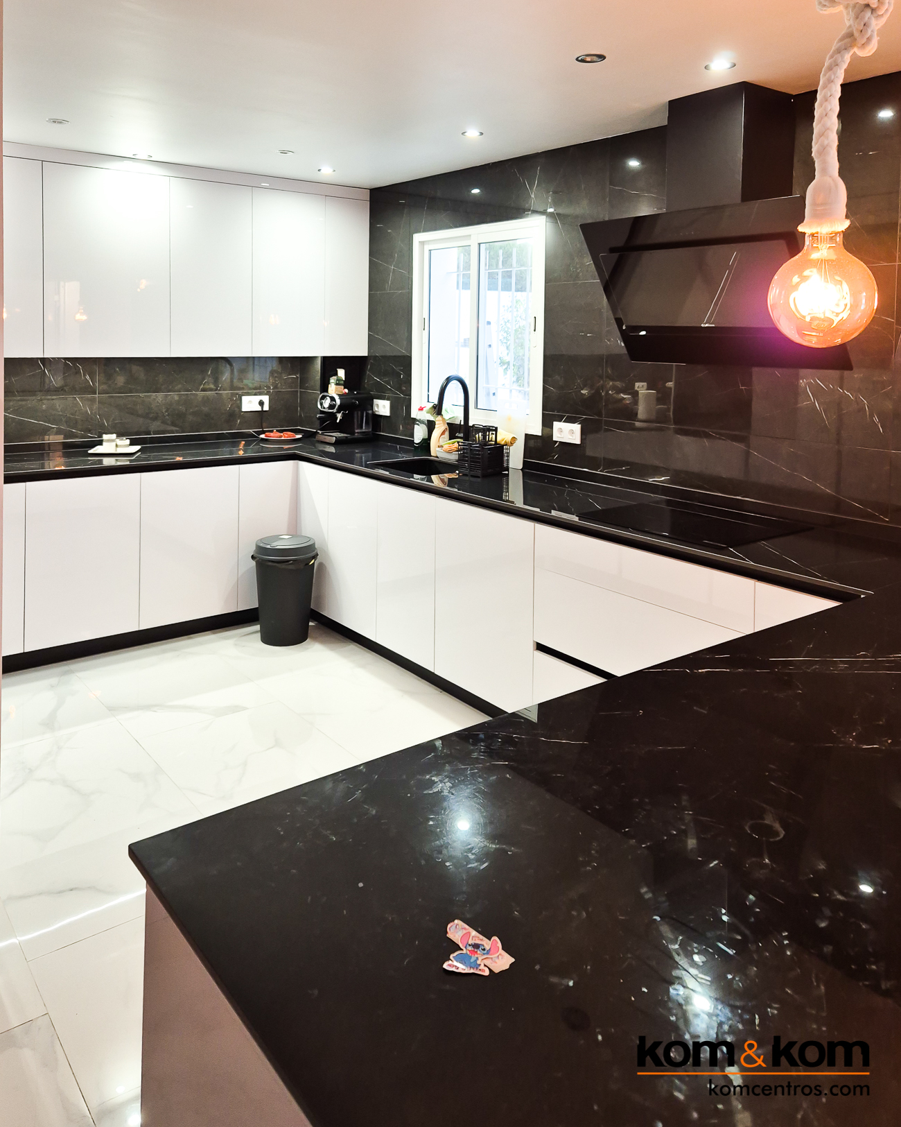 cocina elegante mármol negro blanco brillo